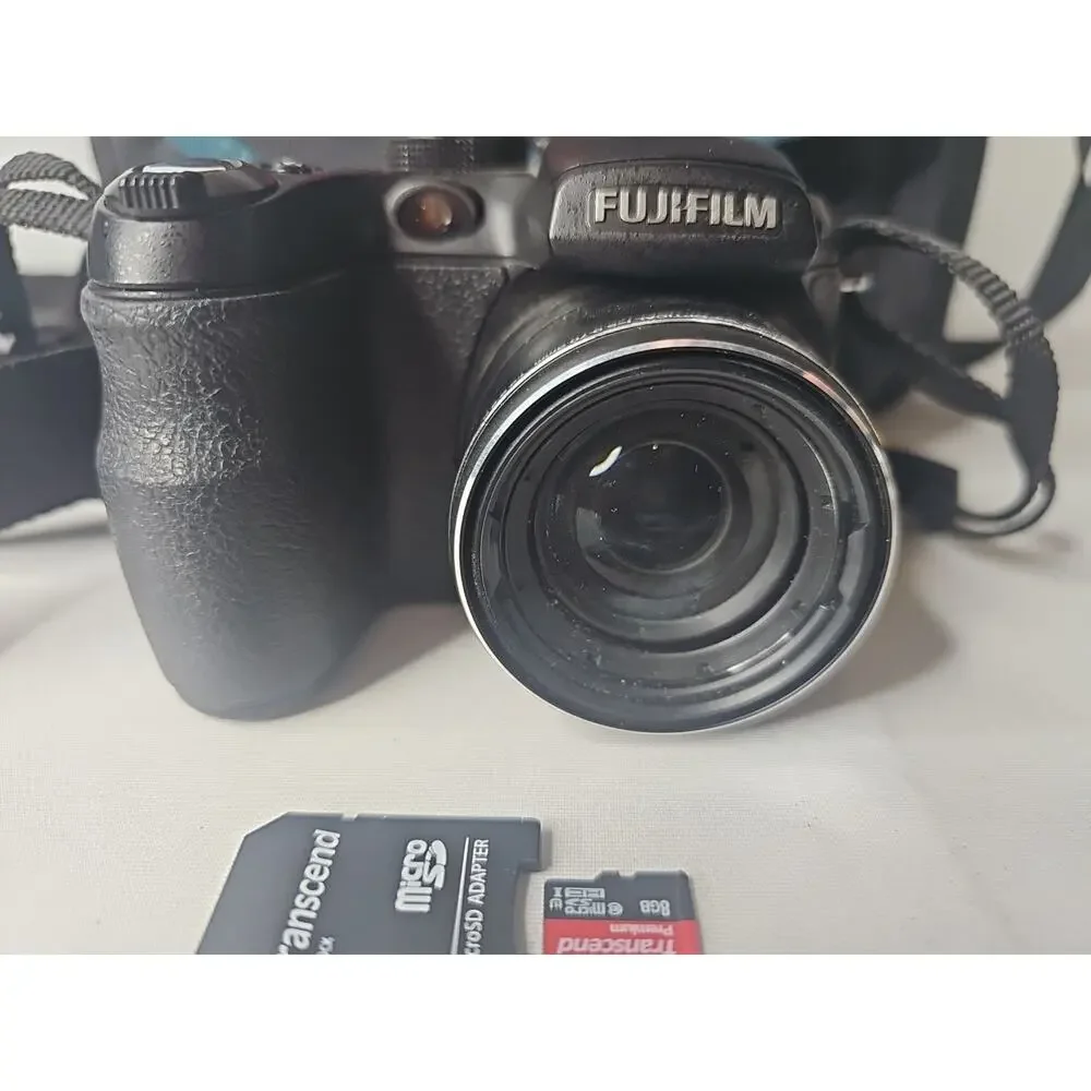 Fuji Fujifilm Finepix S1000 FD 10MP Digital Camera w/12x Zoom in Vanguard case